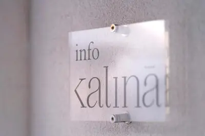 Certifikat, nagrada, logo ili neki drugi dokument izložen u objektu Kalina Deluxe Apartments