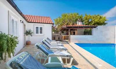 Bazen u objektu Villa Škrika ili u blizini