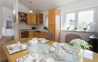 Kuhinja ili čajna kuhinja u objektu Stunning Apartment In Podgrade With Wifi