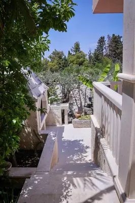 Vrt u objektu Luxury Villa Karla next to Beach on Island Brač
