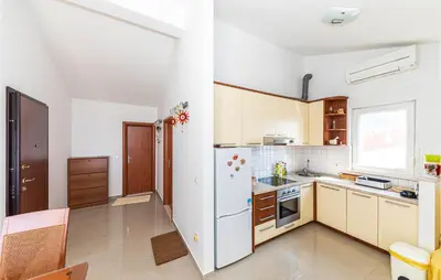 Kuhinja ili čajna kuhinja u objektu 1 Bedroom Awesome Apartment In Makarska