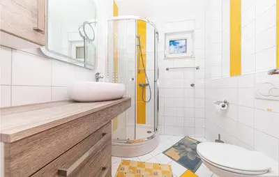 Kupaonica u objektu Nice Apartment In Makarska With Wifi