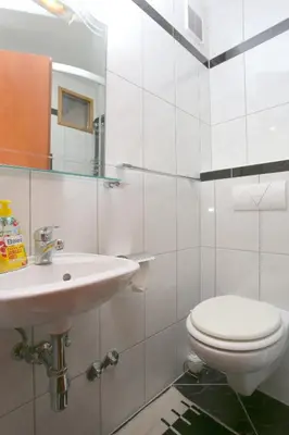 Kupaonica u objektu Apartments and rooms by the sea Nemira - Omis - 2781