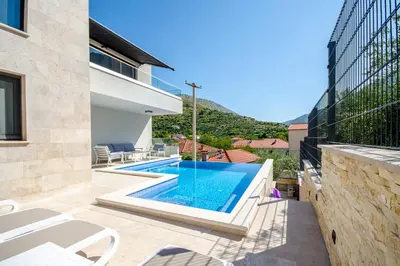 Bazen u objektu Villa Melissa ili u blizini