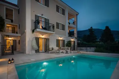 Bazen u objektu Villa Mirta ili u blizini