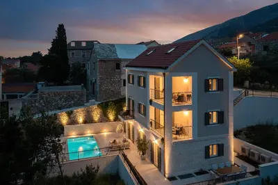 Bazen u objektu Villa Mirta ili u blizini