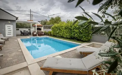 Bazen u objektu Apartment Villa Anđelka ili u blizini