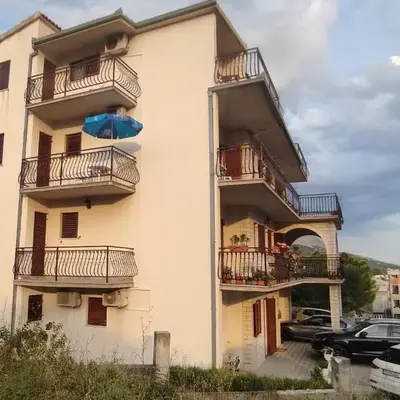 Apartments with parking space Stobrec