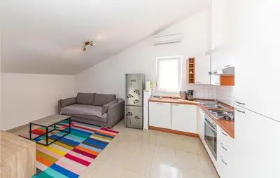 Kuhinja ili čajna kuhinja u objektu Cozy Apartment In Makarska With Wifi