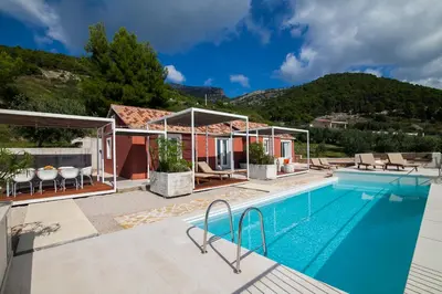 Bazen u objektu Modern Mediterranean Oasis - Villa ''BOLKA'' ili u blizini