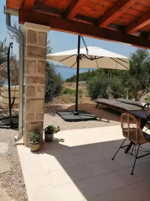 Popločani dio dvorišta ili vanjski dio objekta Kuća za odmor Gnjila u uvali iznad prekrasne plaže