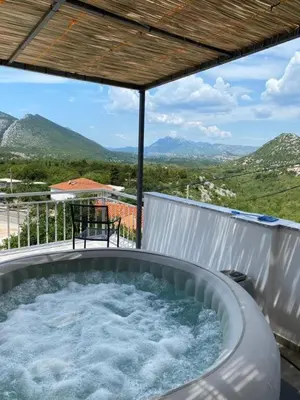 Pogled na planine ili pogled na planine iz apartmana