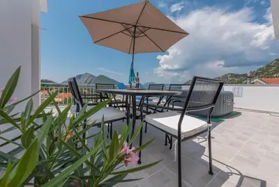 Pogled na planine ili pogled na planine iz apartmana