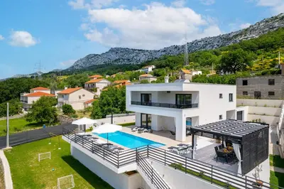 Pogled na planine ili pogled na planine iz vila