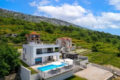Pogled na planine ili pogled na planine iz vila