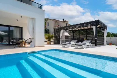 Bazen u objektu Villa Mirage ili u blizini