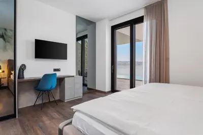 Krevet ili kreveti u jedinici u objektu Seafront Villa Kiara with 5 en-suite bedrooms in Omiš