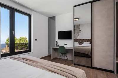 Krevet ili kreveti u jedinici u objektu Seafront Villa Kiara with 5 en-suite bedrooms in Omiš