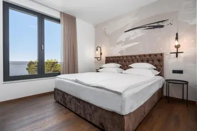Krevet ili kreveti u jedinici u objektu Seafront Villa Kiara with 5 en-suite bedrooms in Omiš