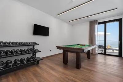 Stol za biljar u objektu Seafront Villa Kiara with 5 en-suite bedrooms in Omiš