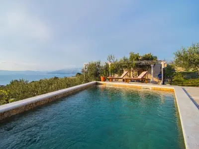 Bazen u objektu Villa Roza ili u blizini