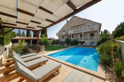 Bazen u objektu Serviced Family Suite by the sea, Mezaninе lеvеl ili u blizini