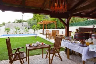 Bazen u objektu Serviced Family Suite by the sea, Mezaninе lеvеl ili u blizini
