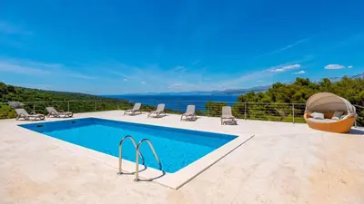 Bazen u objektu A gorgeous villa on a private property on the island Brač ili u blizini
