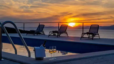 Pogled na izlazak ili zalazak sunca iz vila