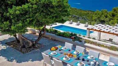 Bazen u objektu A gorgeous villa on a private property on the island Brač ili u blizini