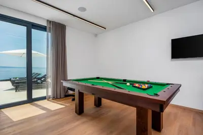 Stol za biljar u objektu Villa Prestige