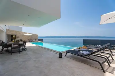 Bazen u objektu Villa Magma ili u blizini