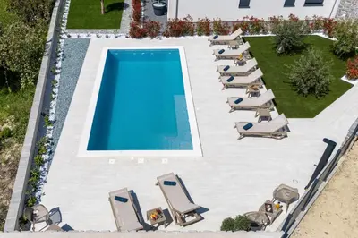 Bazen u objektu Villa Donatella ili u blizini