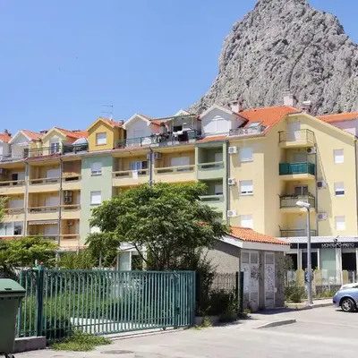 Apartments with parking space Omis - 21050