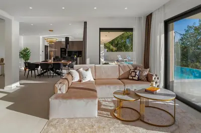 Bazen u objektu Luxury Villa La Mirada ili u blizini