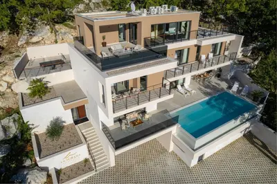 Bazen u objektu Luxury Villa La Mirada ili u blizini